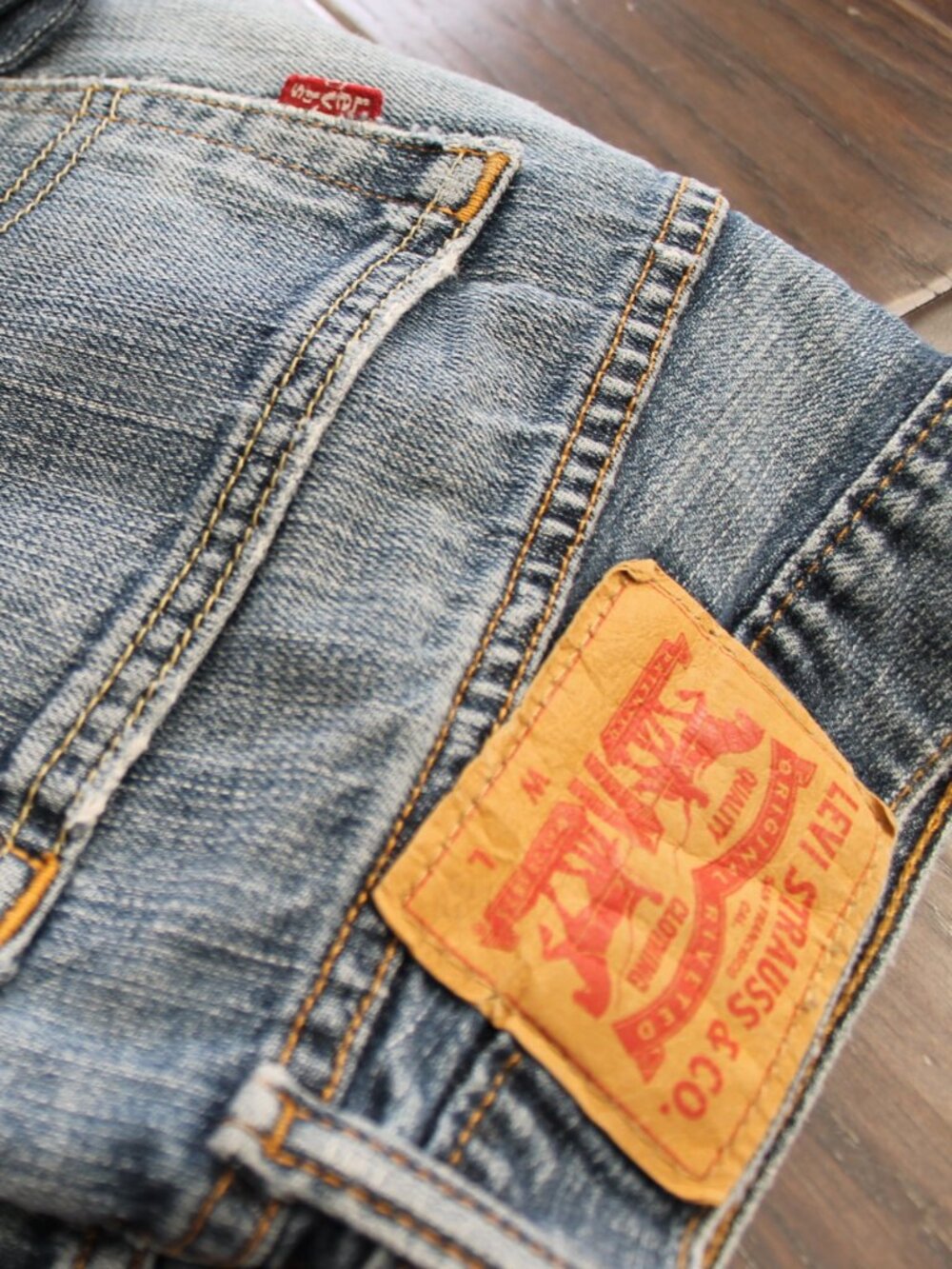 Levi's 505 Regular Fit Jean Size W 33 x L 32 - Med Stonewash Distressed CW-0515